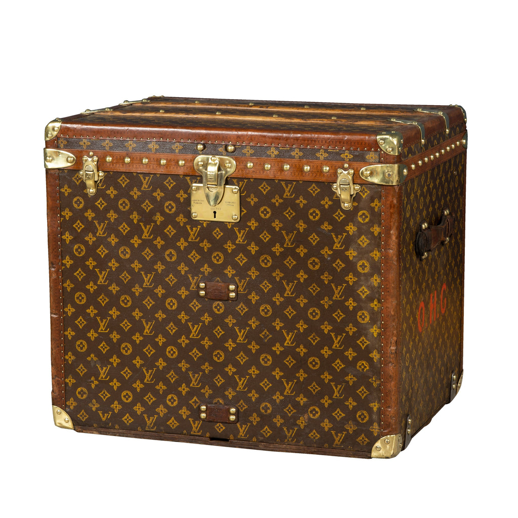 Louis Vuitton trunk and antique travel items - Bagage Collection